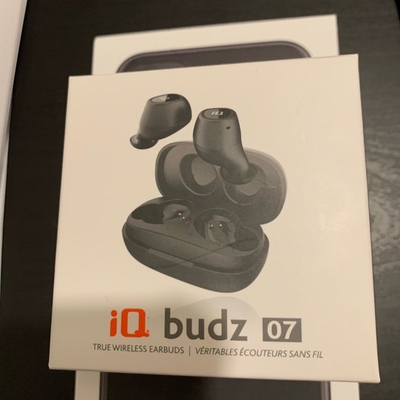 iPhone 11 (64 GB)-like new, with brand new case and wireless earbuds - Picture 4 of 5